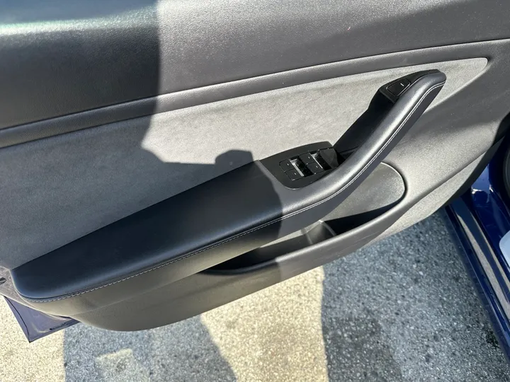 BLUE, 2018 TESLA MODEL 3 Image 8