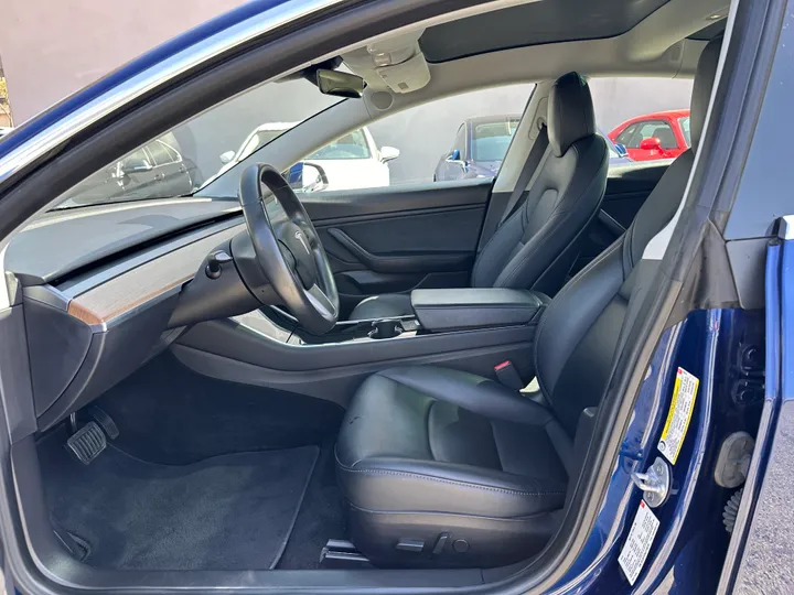 BLUE, 2018 TESLA MODEL 3 Image 9