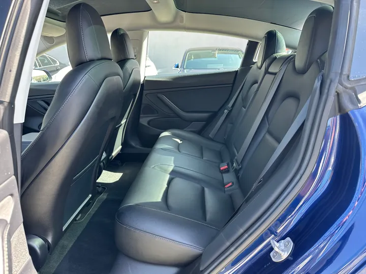 BLUE, 2018 TESLA MODEL 3 Image 10