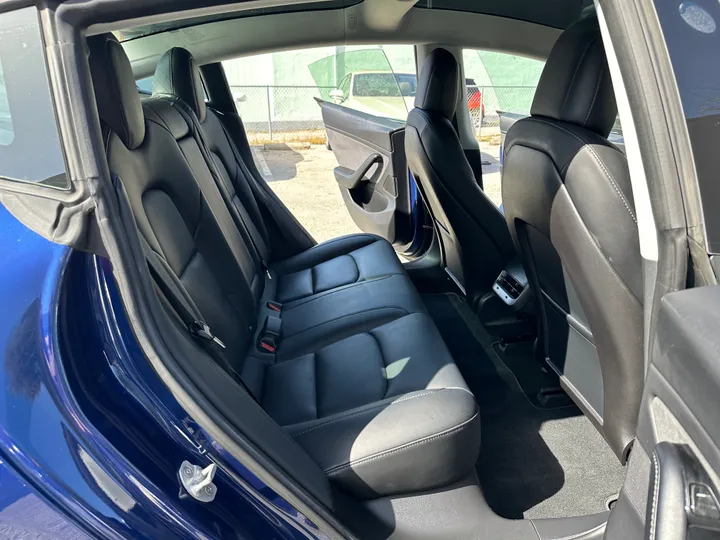 BLUE, 2018 TESLA MODEL 3 Image 16