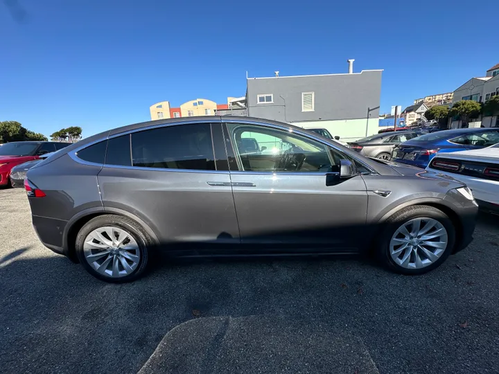 GRAY, 2018 TESLA MODEL X Image 3