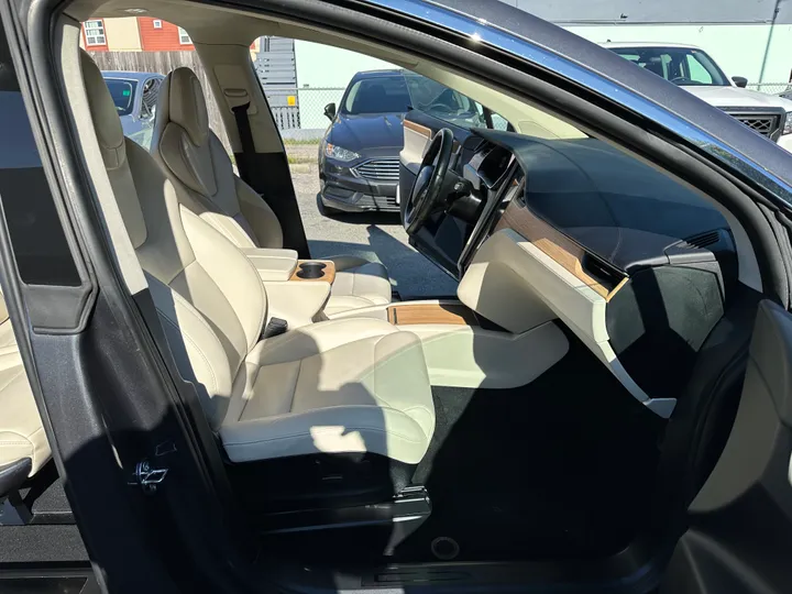 GRAY, 2018 TESLA MODEL X Image 8