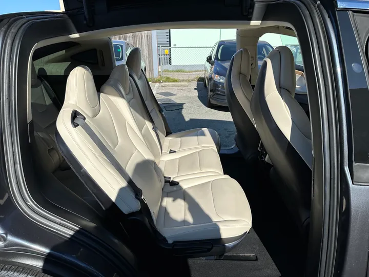 GRAY, 2018 TESLA MODEL X Image 10