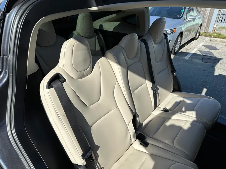 GRAY, 2018 TESLA MODEL X Image 11