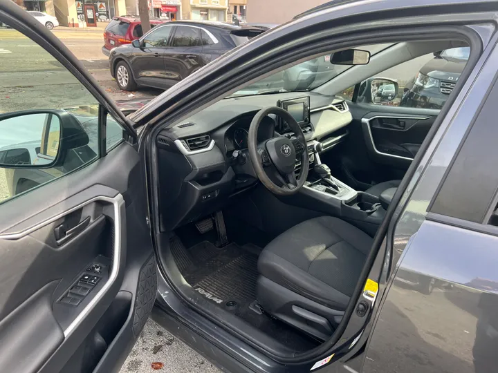 GRAY, 2019 TOYOTA RAV4 Image 12