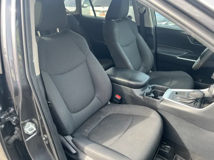 GRAY, 2019 TOYOTA RAV4 Image 17