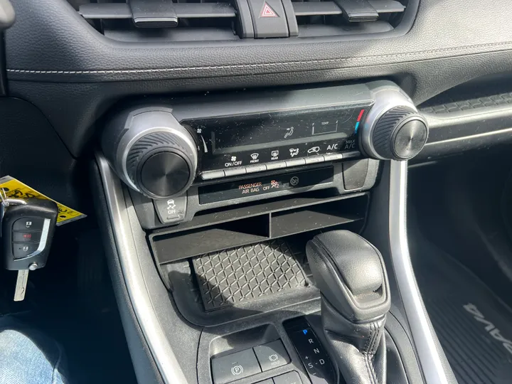 GRAY, 2019 TOYOTA RAV4 Image 22