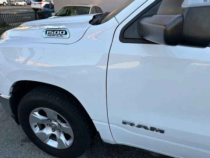 WHITE, 2019 RAM 1500 QUAD CAB Image 2