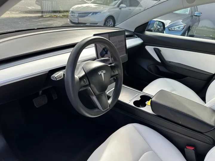 BLUE, 2021 TESLA MODEL 3 Image 17