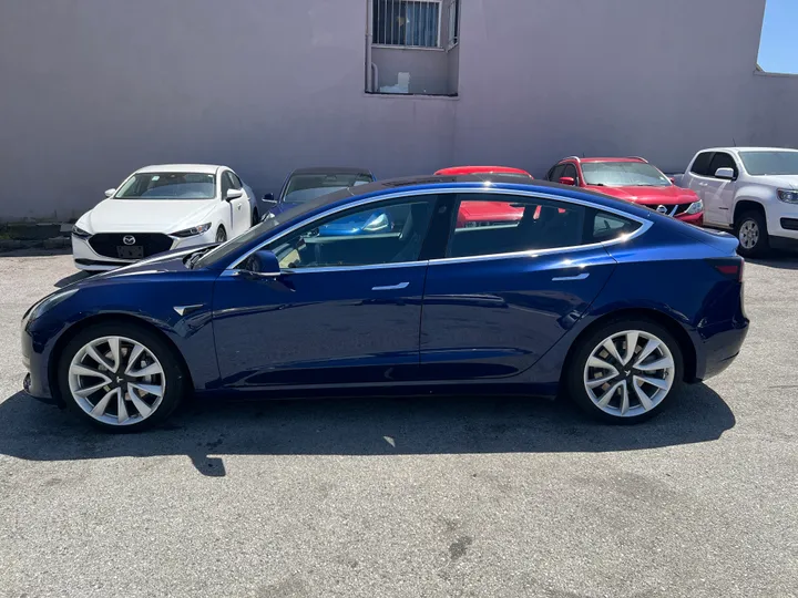 BLUE, 2018 TESLA MODEL 3 Image 6