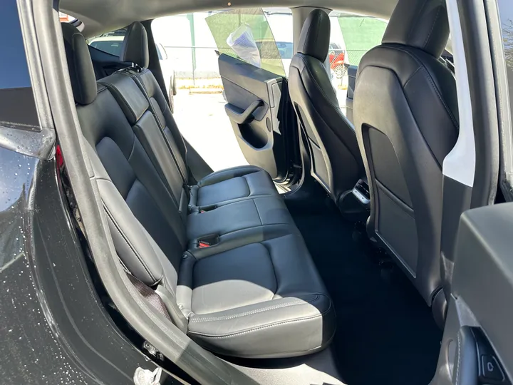 BLACK, 2021 TESLA MODEL Y Image 10