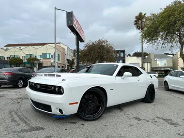 WHITE, 2015 DODGE CHALLENGER Image 1