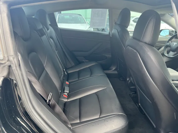 BLACK, 2018 TESLA MODEL 3 Image 17