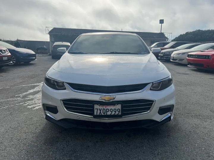 WHITE, 2017 CHEVROLET MALIBU Image 4