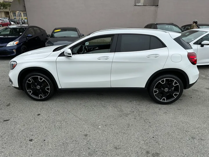 WHITE, 2019 MERCEDES-BENZ GLA Image 3