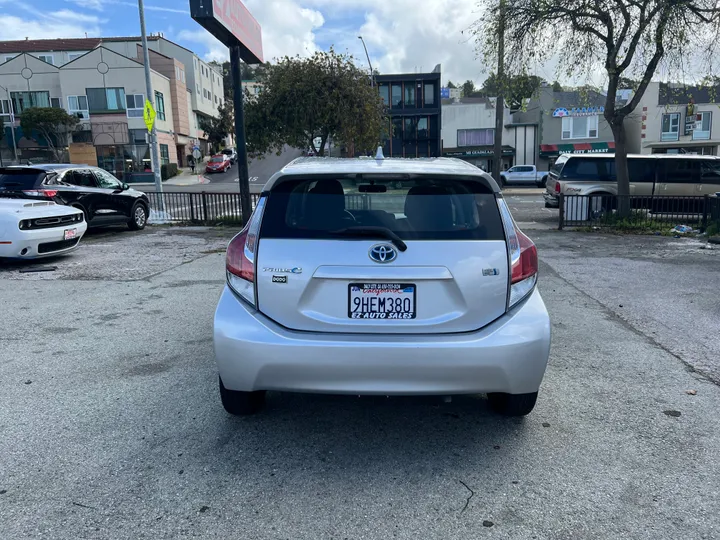 SILVER, 2015 TOYOTA PRIUS C Image 8