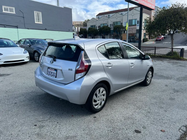 SILVER, 2015 TOYOTA PRIUS C Image 9