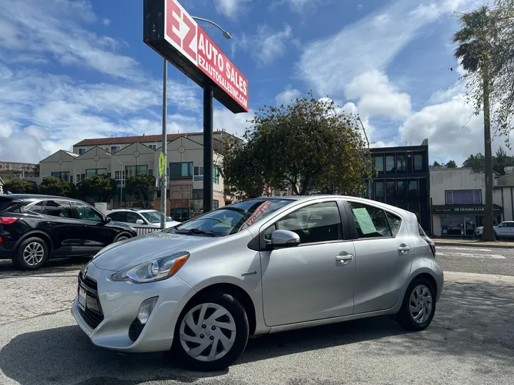 SILVER, 2015 TOYOTA PRIUS C Image 1