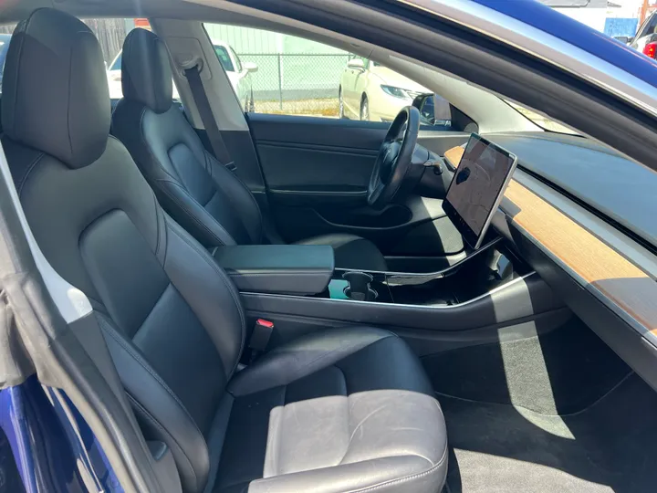 BLUE, 2018 TESLA MODEL 3 Image 15