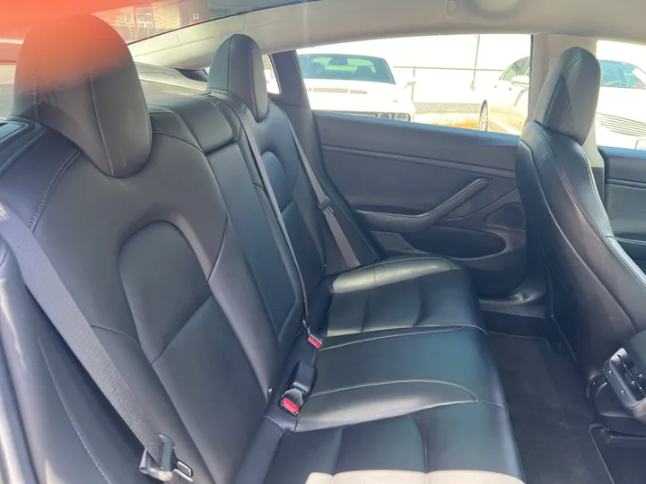 BLUE, 2018 TESLA MODEL 3 Image 17