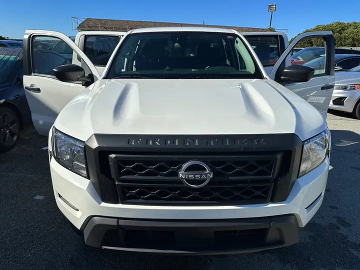 WHITE, 2022 NISSAN FRONTIER CREW CAB Image 2