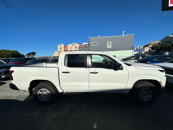 WHITE, 2022 NISSAN FRONTIER CREW CAB Image 4