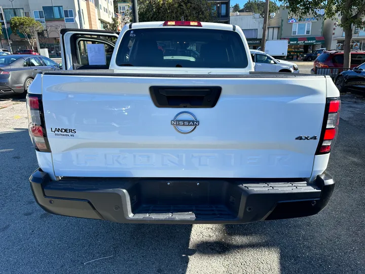 WHITE, 2022 NISSAN FRONTIER CREW CAB Image 5