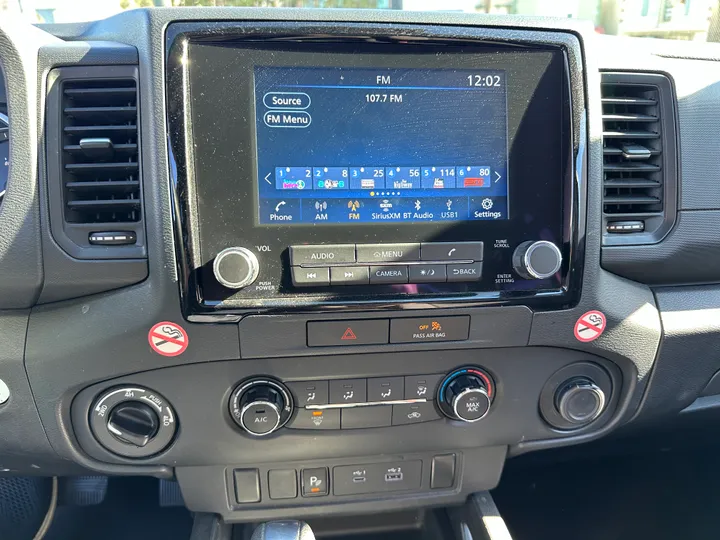 WHITE, 2022 NISSAN FRONTIER CREW CAB Image 10