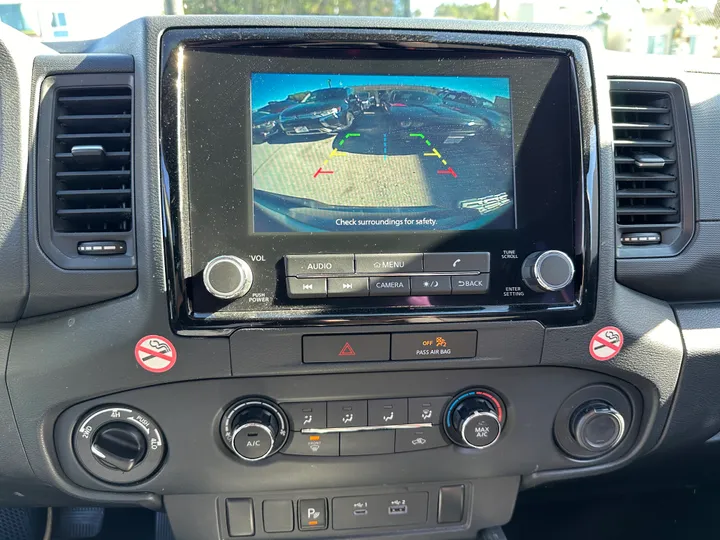 WHITE, 2022 NISSAN FRONTIER CREW CAB Image 11