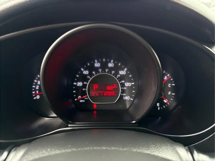 WHITE, 2019 KIA SOUL Image 16