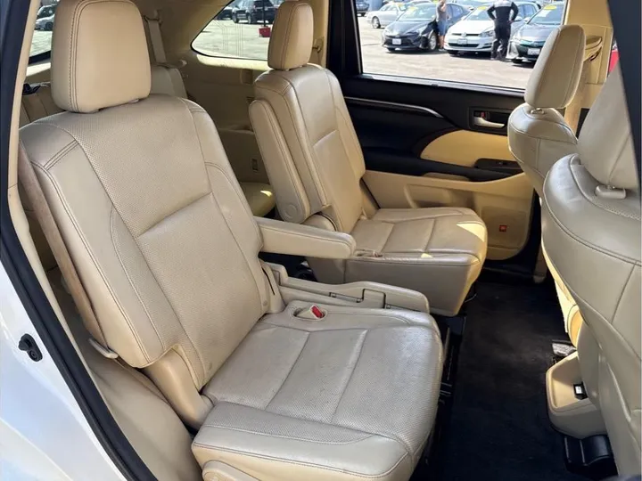 WHITE, 2015 TOYOTA HIGHLANDER Image 13