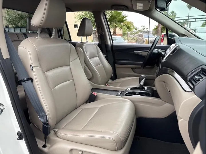 WHITE, 2018 HONDA RIDGELINE Image 8