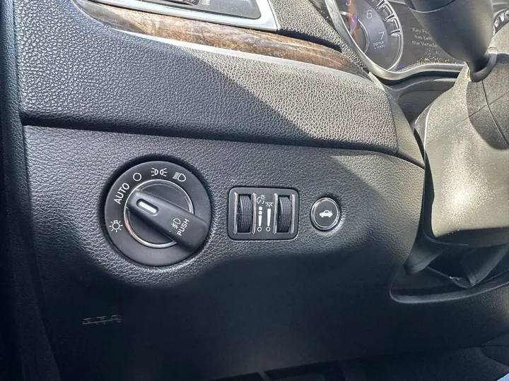 Gray, 2018 Chrysler 300 Image 32