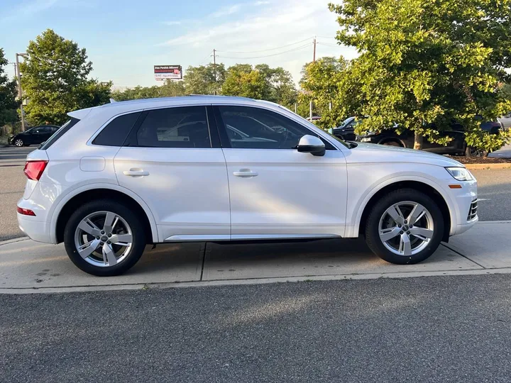 White, 2018 Audi Q5 Image 6