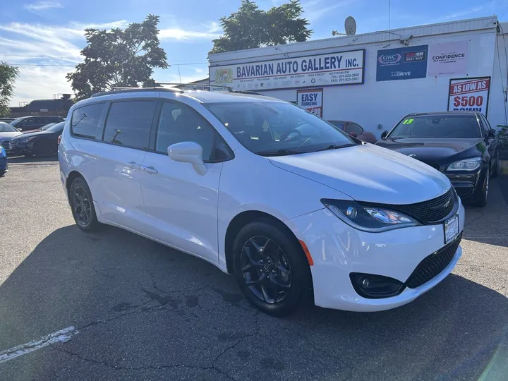 White, 2018 Chrysler Pacifica Image 15