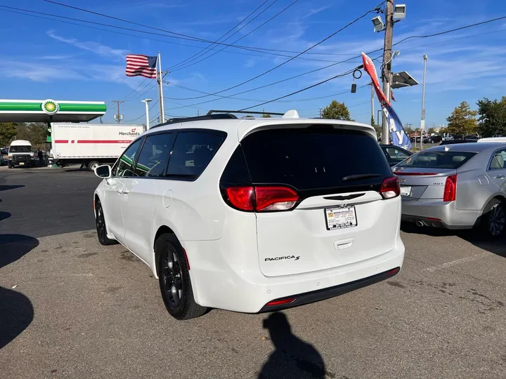 White, 2018 Chrysler Pacifica Image 5