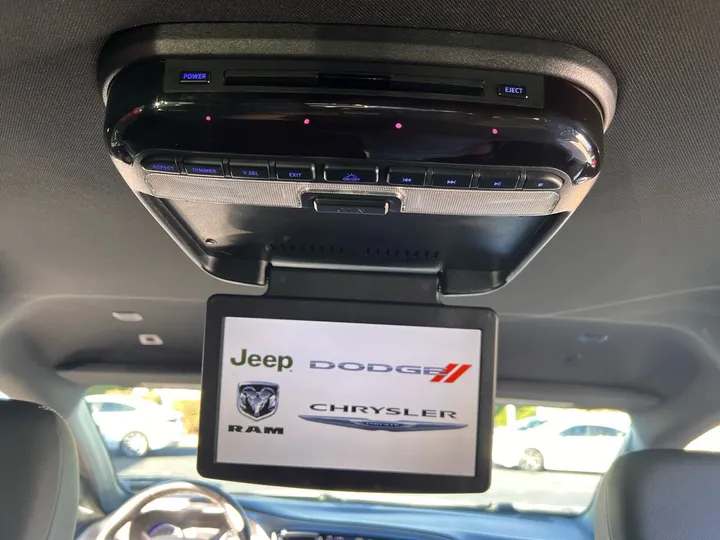 White, 2018 Chrysler Pacifica Image 25