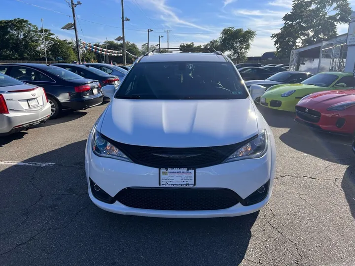 White, 2018 Chrysler Pacifica Image 17