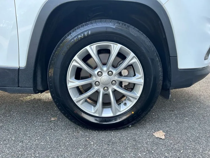 White, 2019 Jeep Cherokee Image 40