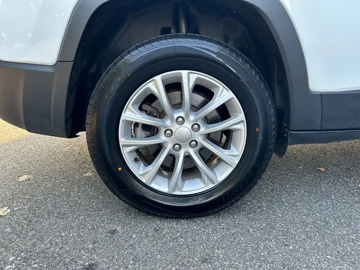 White, 2019 Jeep Cherokee Image 39