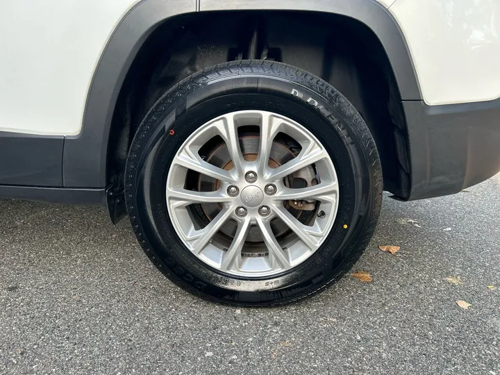 White, 2019 Jeep Cherokee Image 38