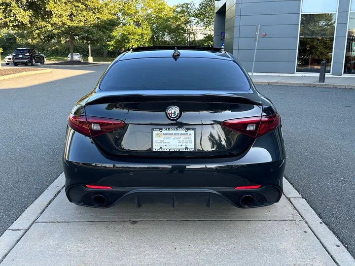 Black, 2019 Alfa Romeo Giulia Image 4