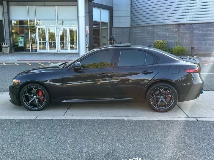 Black, 2019 Alfa Romeo Giulia Image 2