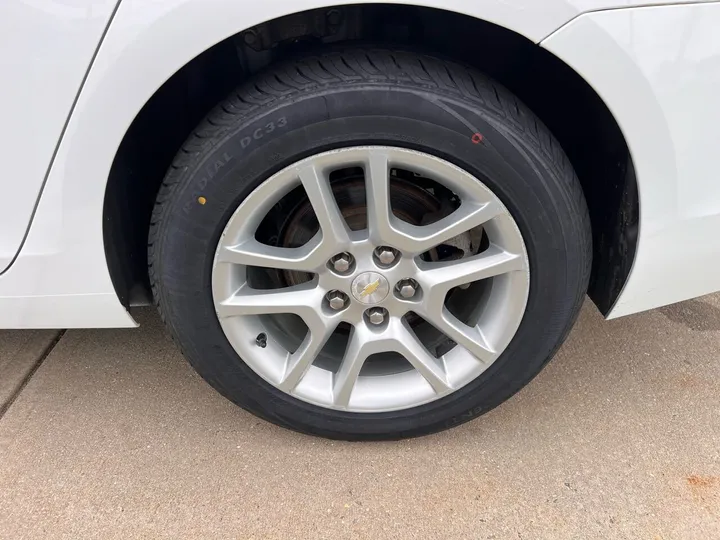 White, 2015 Chevrolet Malibu Image 28