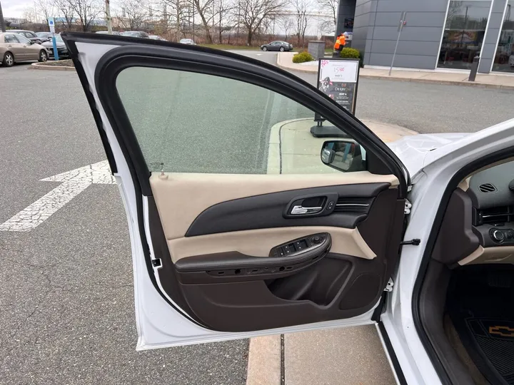 White, 2015 Chevrolet Malibu Image 10