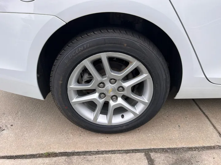 White, 2015 Chevrolet Malibu Image 29