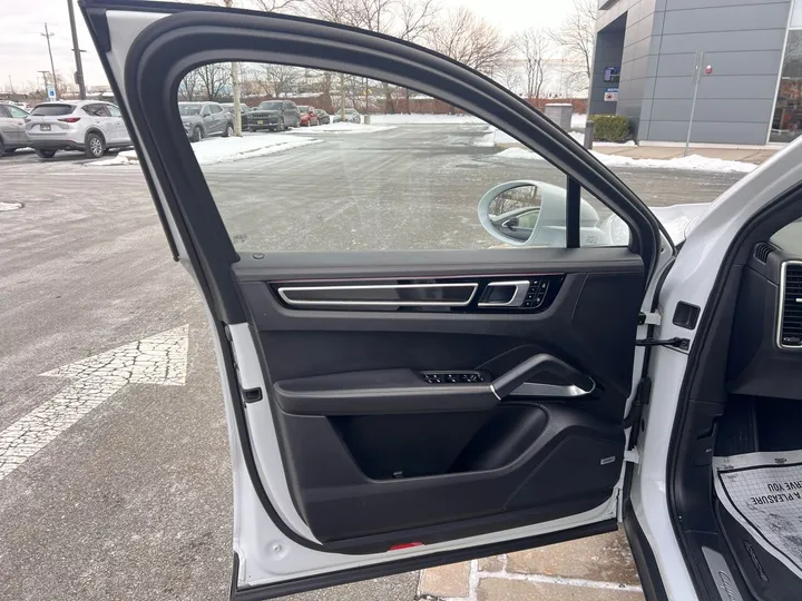 White, 2020 Porsche Cayenne Image 9