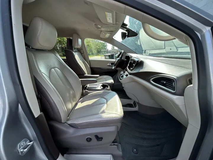 Gray, 2018 Chrysler Pacifica Image 41