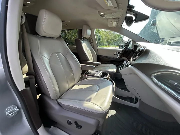 Gray, 2018 Chrysler Pacifica Image 43