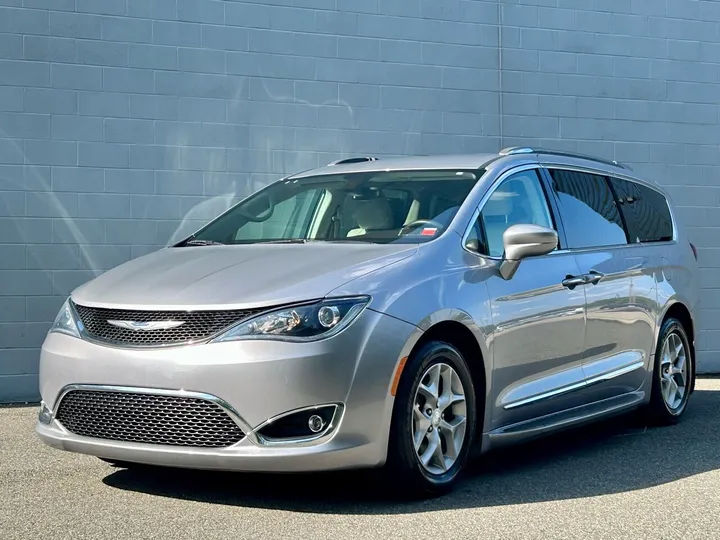 Gray, 2018 Chrysler Pacifica Image 4